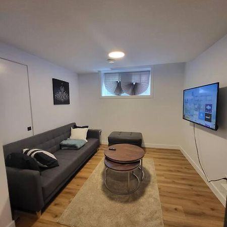 Pebbles' Cozy 2Bed Basement Suite - Near Downtown Едмънтън Екстериор снимка