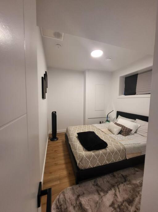 Pebbles' Cozy 2Bed Basement Suite - Near Downtown Едмънтън Екстериор снимка