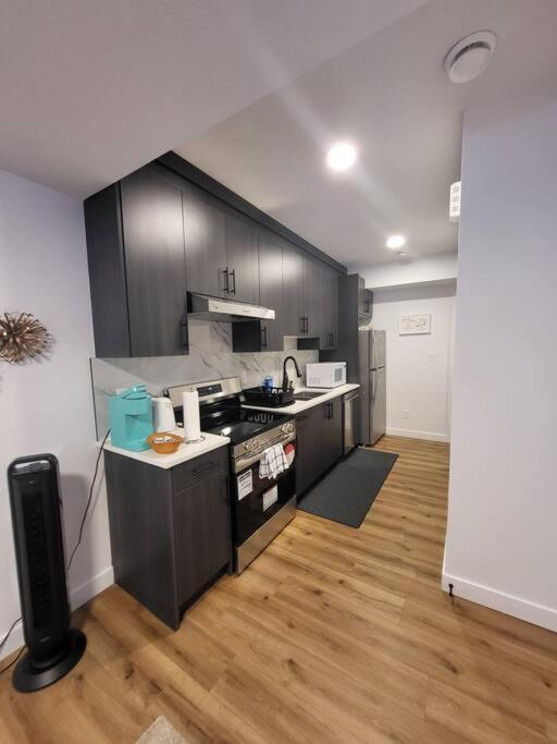 Pebbles' Cozy 2Bed Basement Suite - Near Downtown Едмънтън Екстериор снимка