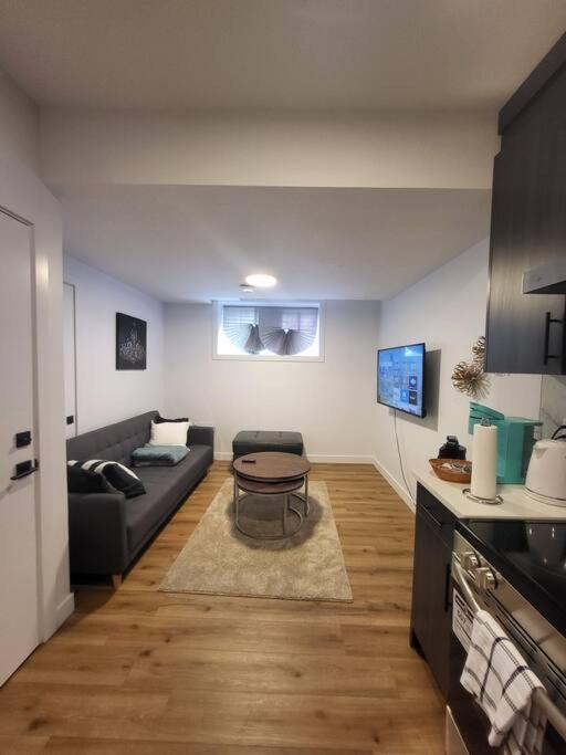 Pebbles' Cozy 2Bed Basement Suite - Near Downtown Едмънтън Екстериор снимка