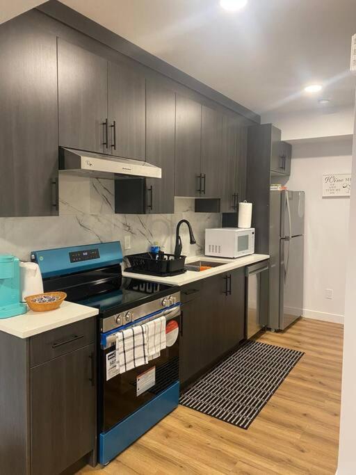 Pebbles' Cozy 2Bed Basement Suite - Near Downtown Едмънтън Екстериор снимка